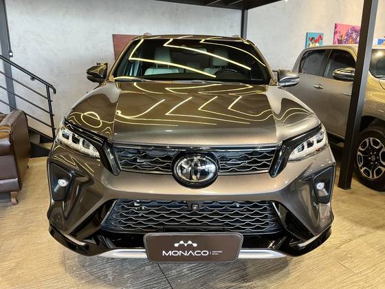 TOYOTA HILUX SW4 2.8 D-4D TURBO DIESEL DIAMOND 7L 4X4 AUTOMÁTICO